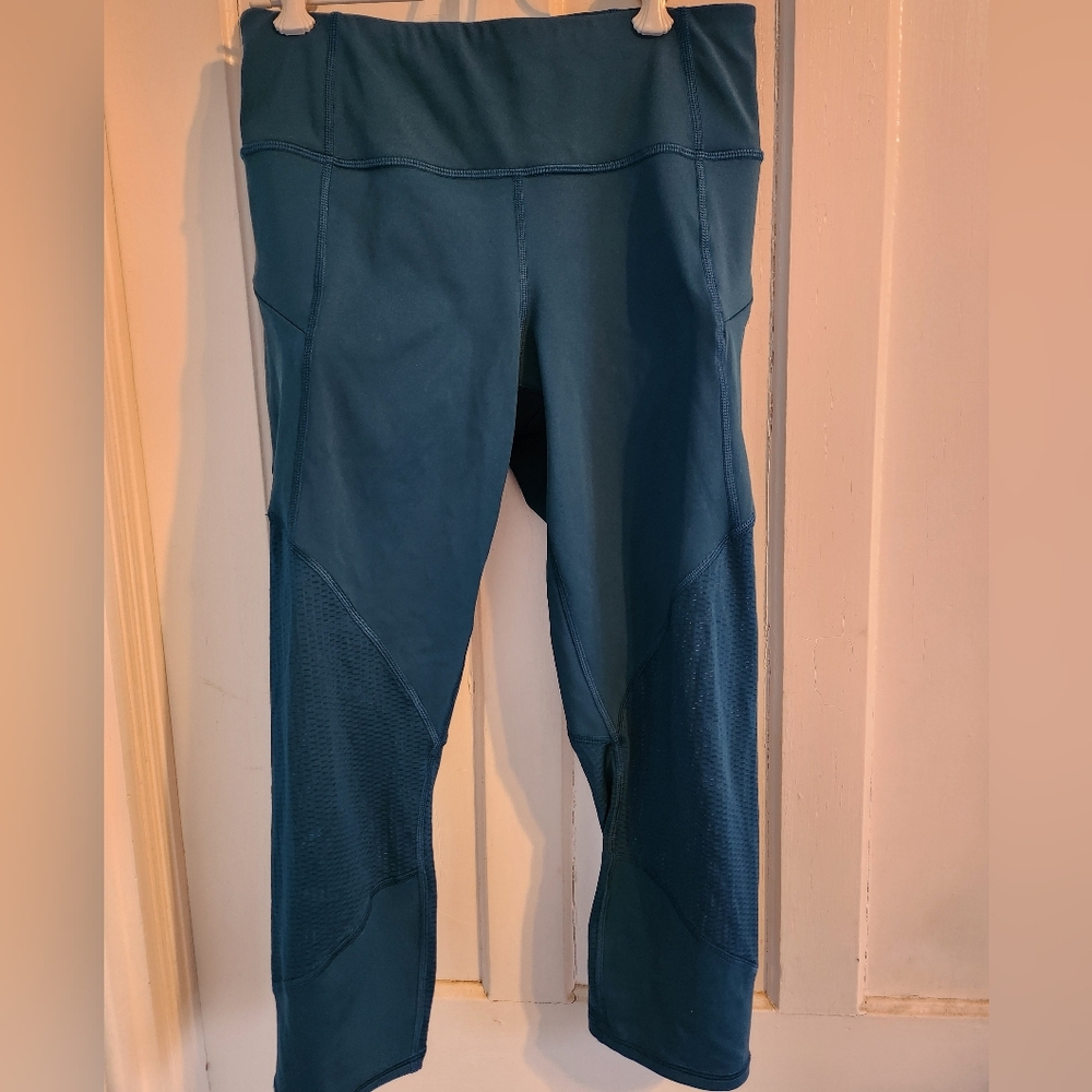 Athleta Blue Performance Capri Leggings